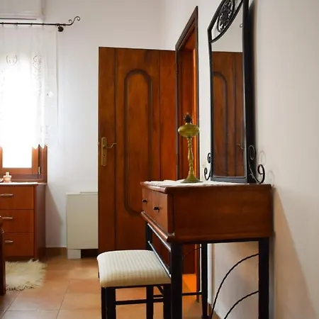 Sunshine House For 9, Cozy Set Up,verandas, Sea View. Vakantiehuis Karterados (Santorini)