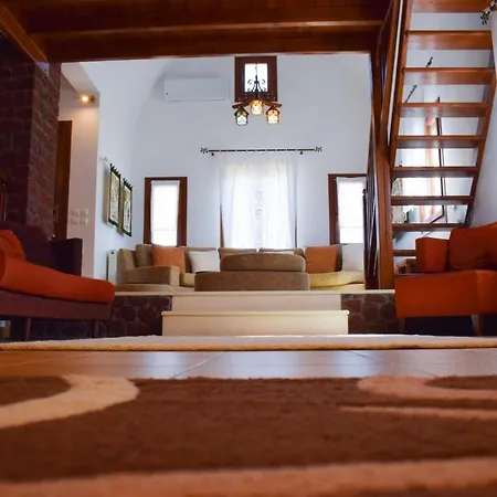 Sunshine House For 9, Cozy Set Up,verandas, Sea View. Vakantiehuis Karterados (Santorini)