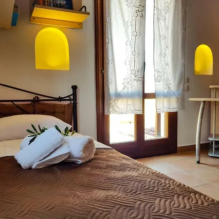 Vakantiehuis Sunshine House For 9, Cozy Set Up,verandas, Sea View. Karterados (Santorini)