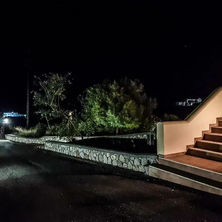 Sunshine House For 9, Cozy Set Up,verandas, Sea View. Vakantiehuis Karterados (Santorini)