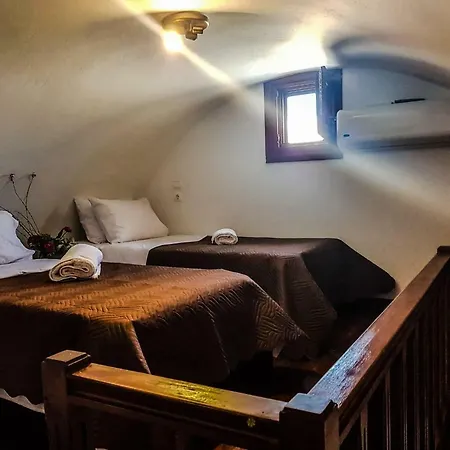 Sunshine House For 9, Cozy Set Up,verandas, Sea View. Vakantiehuis Karterados (Santorini)