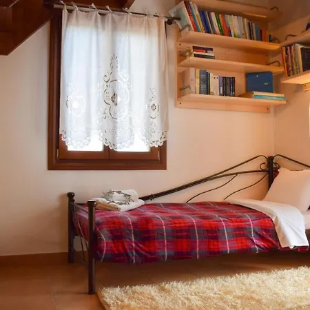 Sunshine House For 9, Cozy Set Up,verandas, Sea View. * Karterados (Santorini)