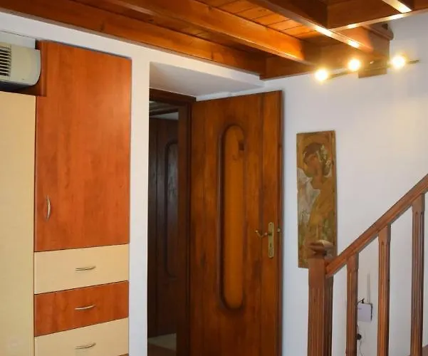 Holiday home Sunshine House For 9, Cozy Set Up,verandas, Sea View.