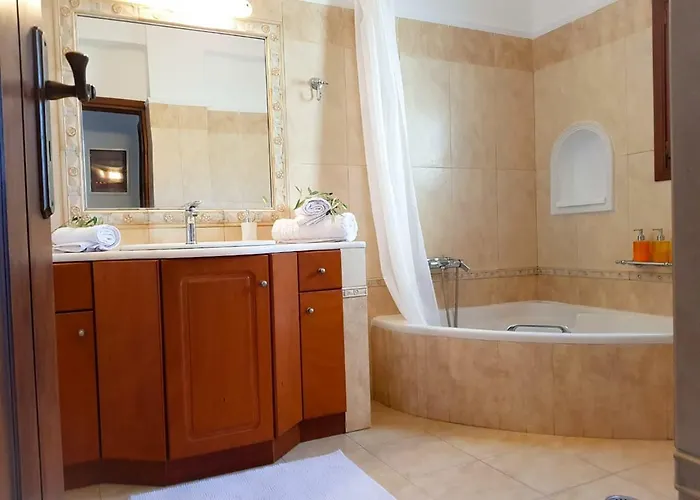 Holiday home Sunshine House For 9, Cozy Set Up,verandas, Sea View. *