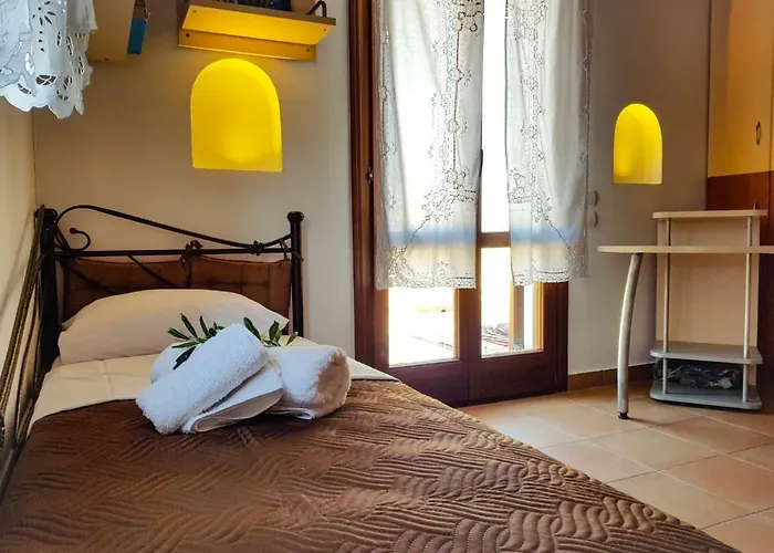 Holiday home Sunshine House For 9, Cozy Set Up,verandas, Sea View. Karterados (Santorini)